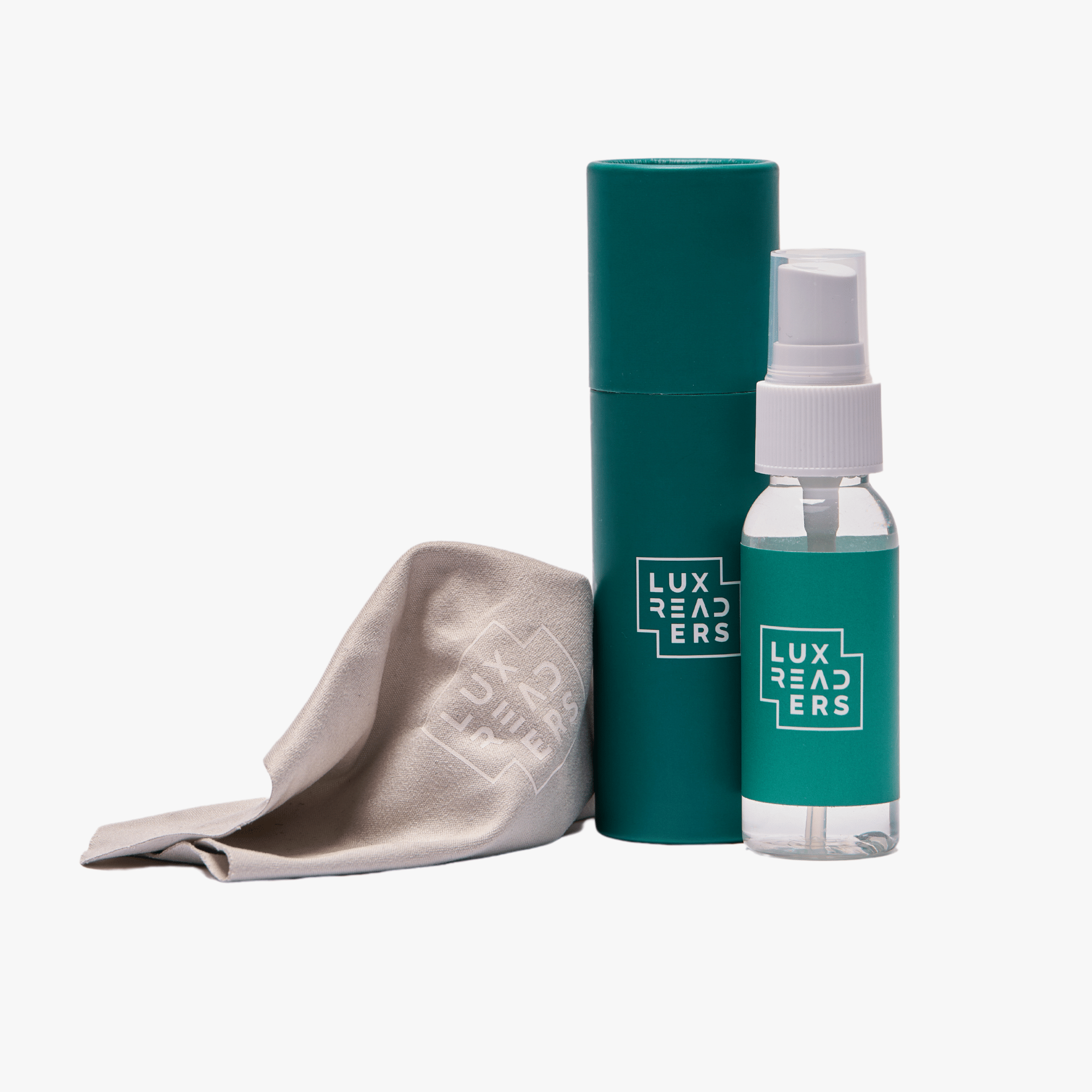 The cleaning accessories kit includes a practical cardboard container, a 30 ml cleaning spray, and a 15x15 cm microfiber cloth.