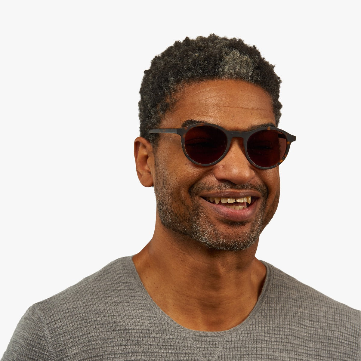 Luxreaders stylish Men's Løkken Dark Turtle Sunglasses. Made from Acetate in a Round shape.