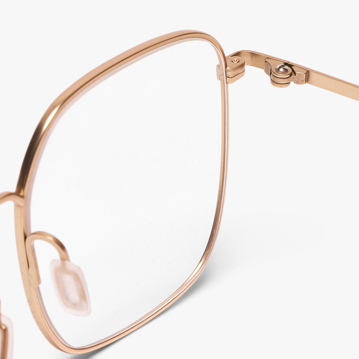 Detail of Båstad Gold reading glasses with gold metal frame