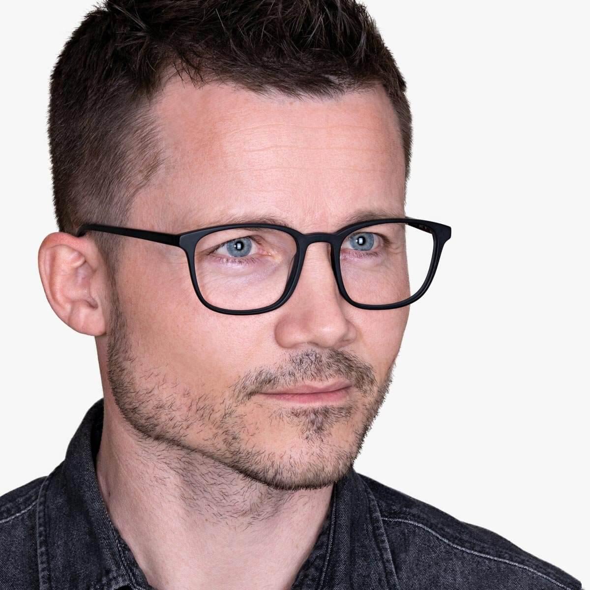 Person wearing Ebeltoft Black square reading glasses