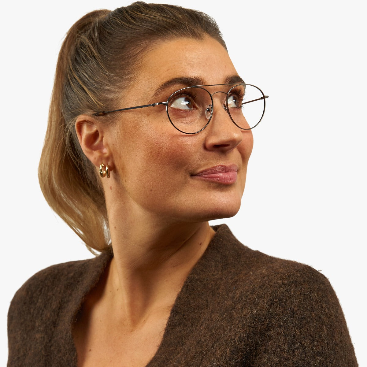 Person wearing Göteborg Gun round eyeglasses with thin metal frames