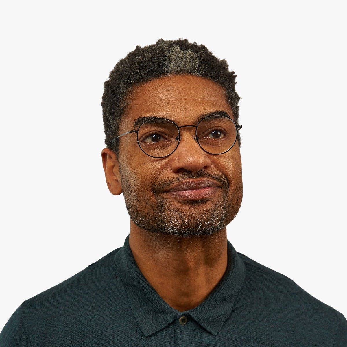 Person wearing Men's Tromsø Black round glasses