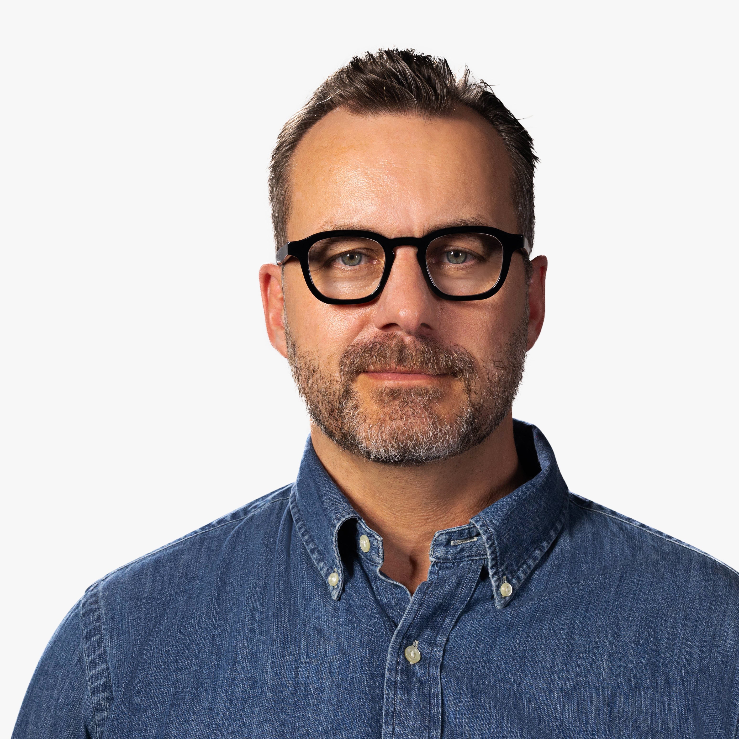 Person wearing Reykjavik Black glasses