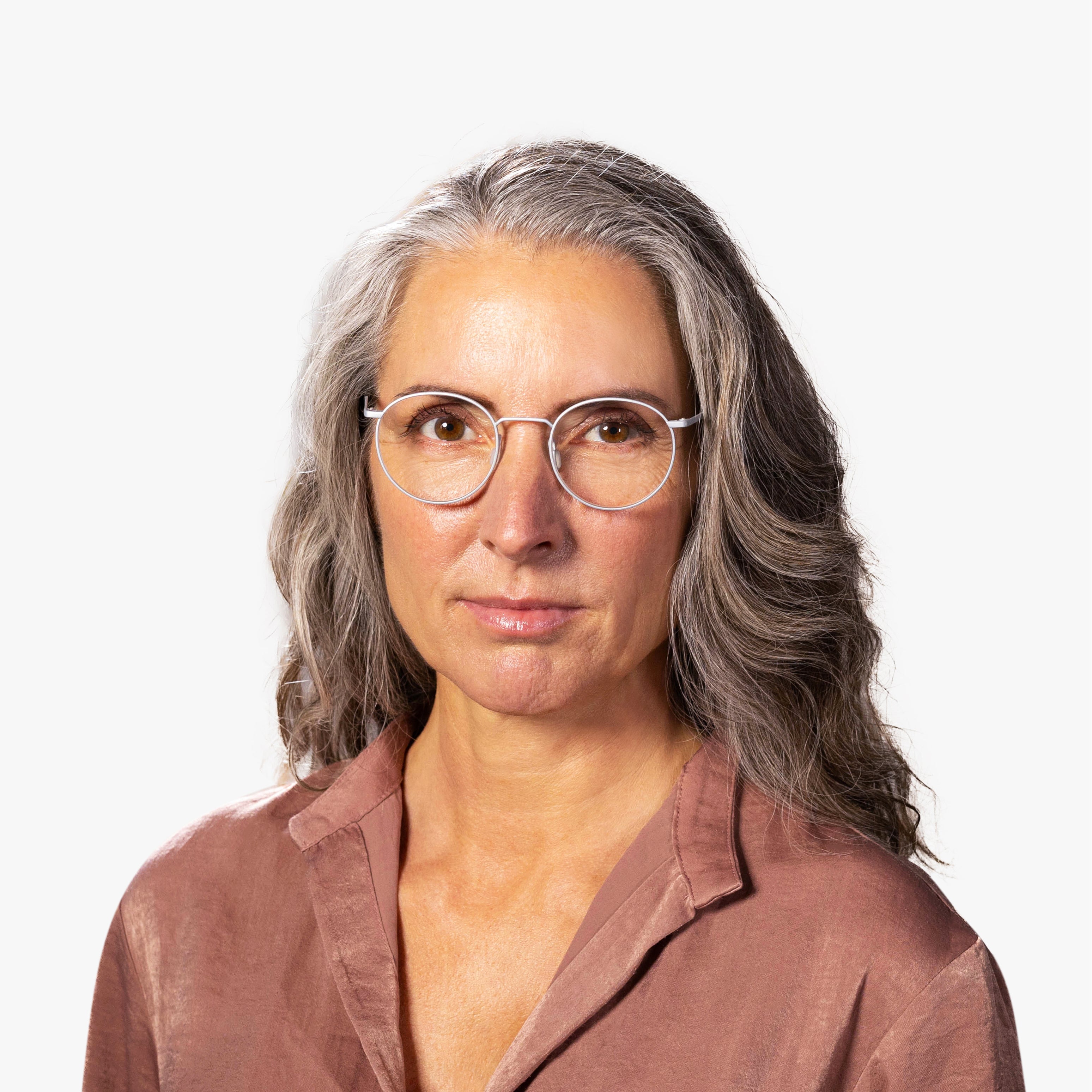 Person wearing Silkeborg Steel round crystal reading glasses