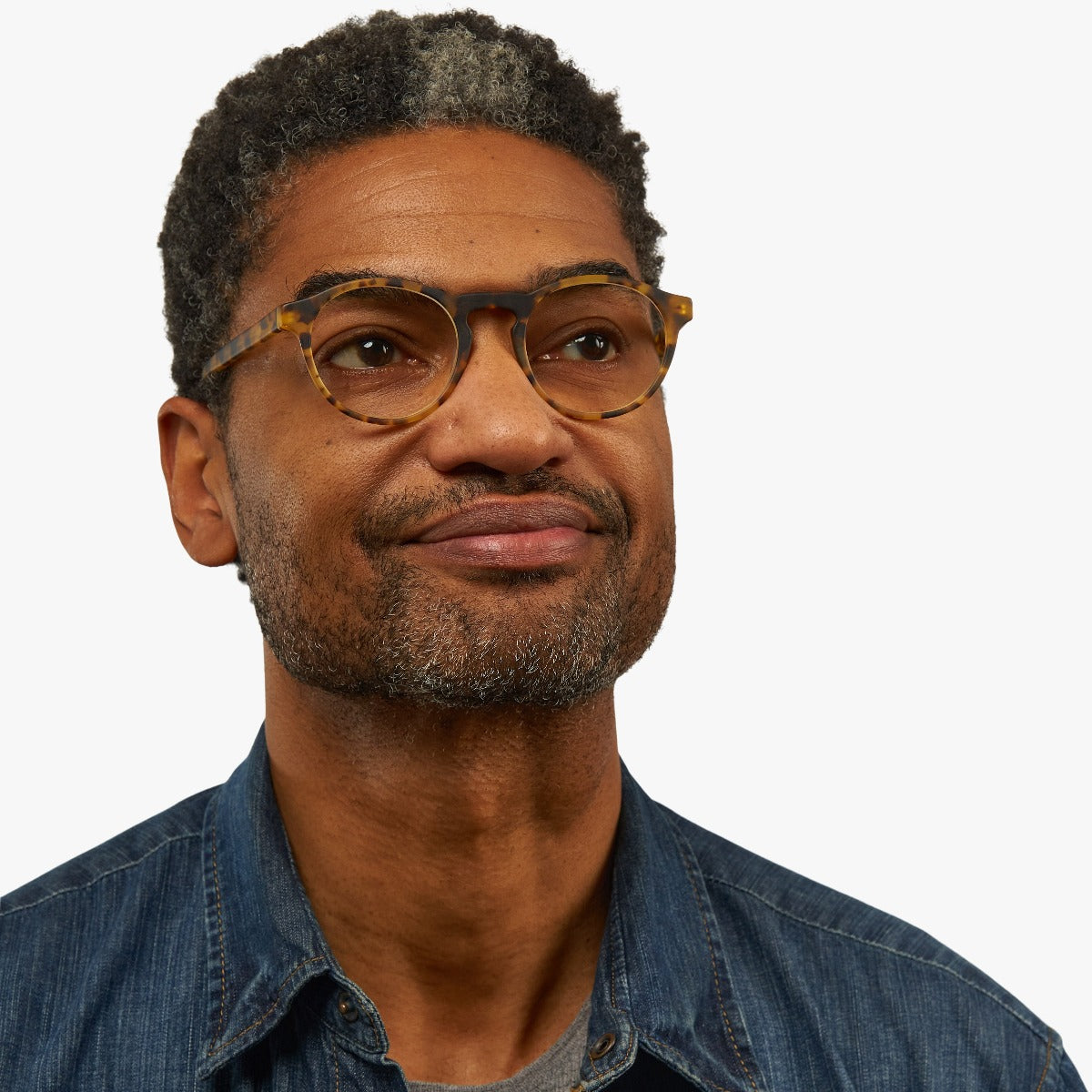 Person wearing Trondheim Light Turtle glasses